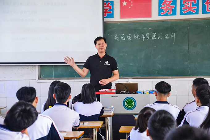 為同學(xué)們開(kāi)展車展展前培訓(xùn)